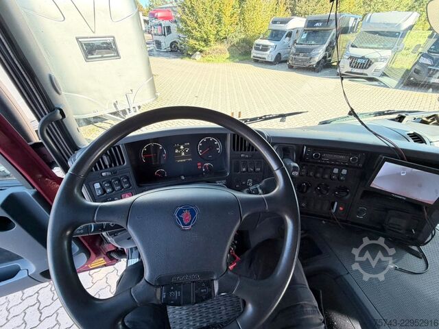 Kamion për transport bagëtish SCANIA P320 EHC Aufbau 6-7 Pferde Wohnung