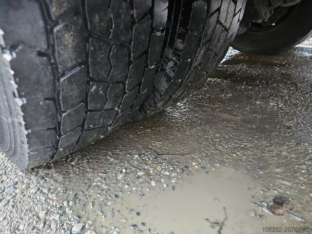 Lastbil med flak Volvo FL 240 4x2 16tons Seitentüren Koff