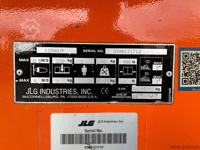 Ridicator cu braț articulat JLG 1250AJP