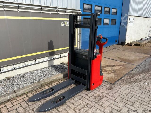 VS-22330 مكدس كهربائي Linde L10b ارتفاع رفع 2,424 مم سنة الصنع 2012 LINDE l10b