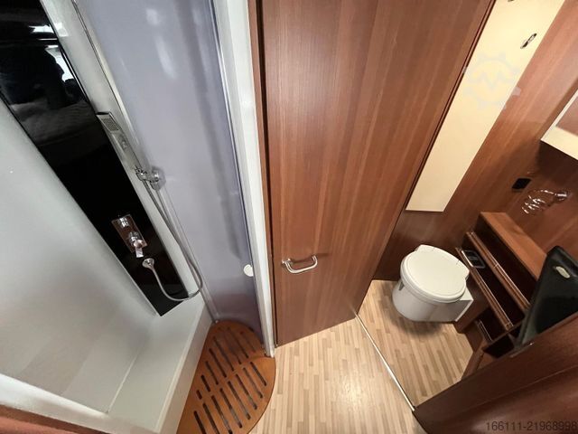 Integrált lakóautó LMC Explorer Comfortline 720G - Queens/Hubbett -