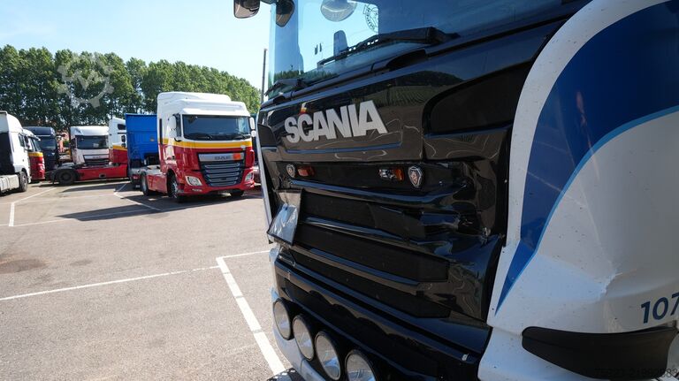 Estándar-SZM Scania R 450 tractor unit damaged front