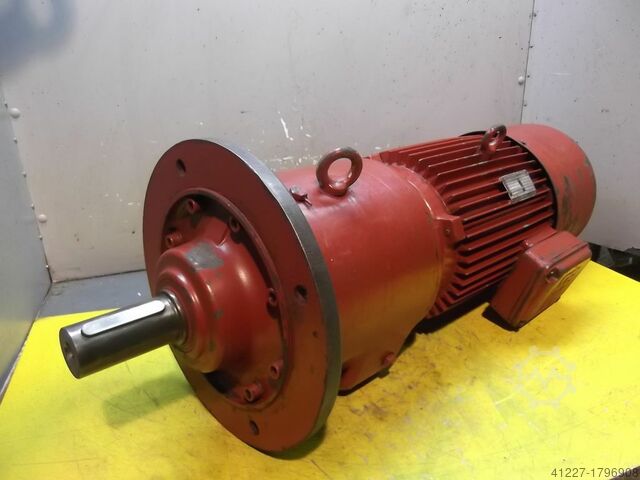 Motor roda gigi 2,2 / 5,5 kW 36/144 rpm SEW RF83WD132ML