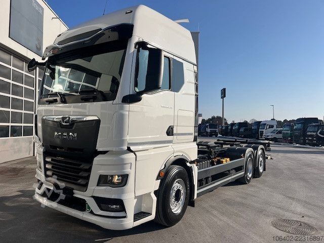 Camión con caja móvil MAN TGX 26.470 6x2-4 LL CH mit LBW und gelenkter NLA