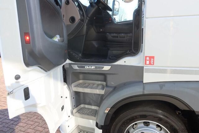 Biltransport varebil DAF XF 450 6x2 Oprijwagen vloerhoogte 100 cm + 2x  ...