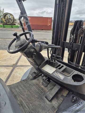 Toyota 02-8fd25 2,5t diesel triplexmast Toyota 02-8fd25 2.5t diesel triplo