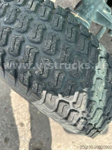 Hofschlepper John Deere 3520 4x4 Hofschlepper Rasenbereifung