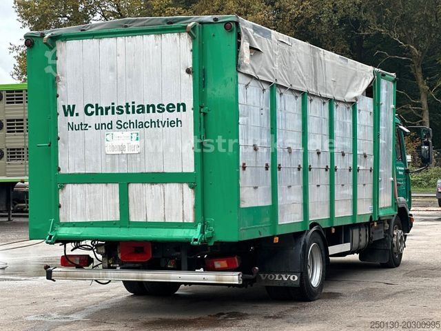 Camion pentru transport bovine VOLVO FL 6 220 Viehaufbau