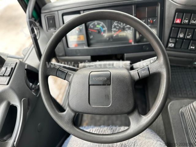Camion pentru transport bovine VOLVO FL 6 220 Viehaufbau
