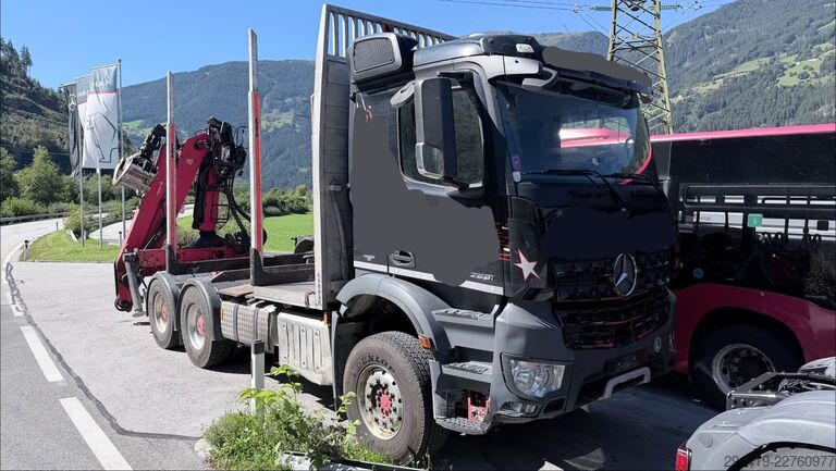 Camião florestal MERCEDES-BENZ Arocs 2851 6x4 Holzlkw mit Kran Bj 2015