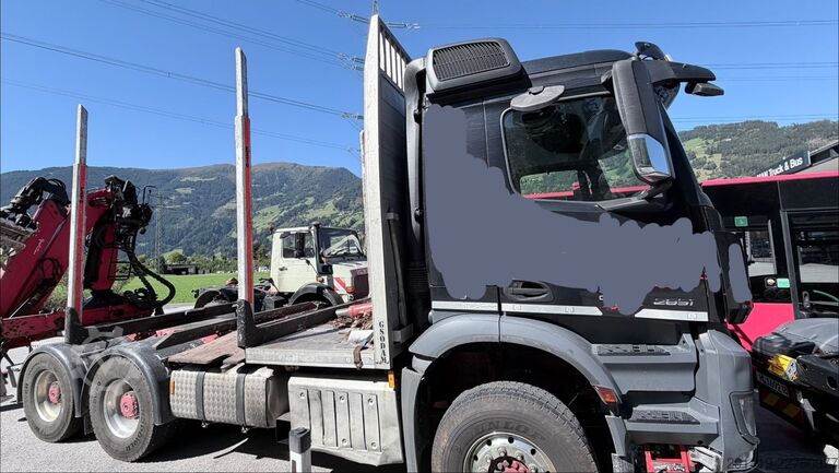 Camião florestal MERCEDES-BENZ Arocs 2851 6x4 Holzlkw mit Kran Bj 2015