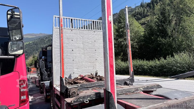 Camião florestal MERCEDES-BENZ Arocs 2851 6x4 Holzlkw mit Kran Bj 2015