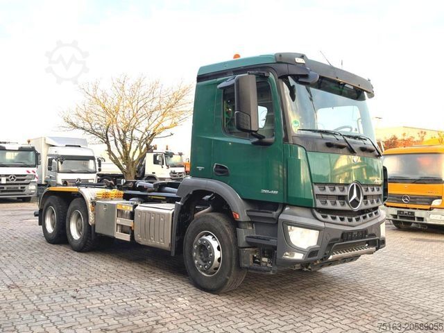 شاحنة قلّابة بذراع تحميل متحرك MERCEDES-BENZ Arocs 2646 6x4 Abrollkipper kurzer Radstand