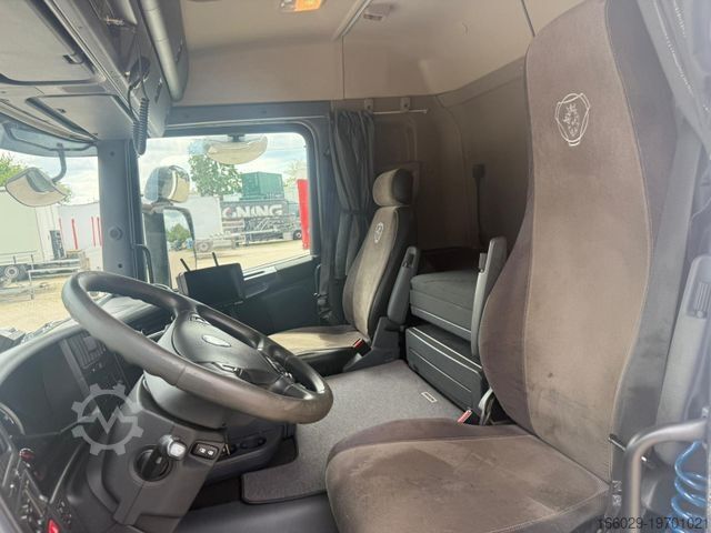 Камион за превоз на автомобили SCANIA G450 Baumaschinentransporter mit Rampen