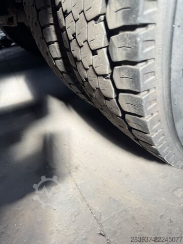 Kamion s sandukom Iveco 140e25