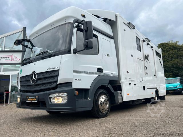 Lopbarības pārvadātājs MERCEDES-BENZ Atego 823 Pferdetransporter *4-Pferde+Zimmer*