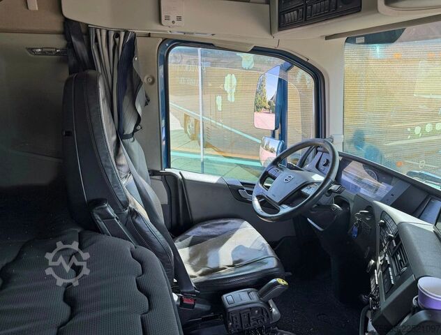 Refrigerated truck VOLVO FH 16.650 XL 6X2 FULL AIR FULL OPTIONS SIDE DOOR