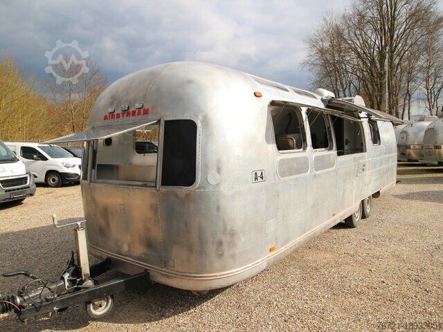 Tirdzniecības piekabe Airstream Land Yacht Sovereign Catering + Foodtrailer