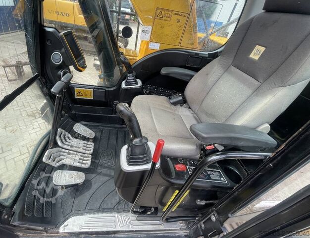 Lánctalpas kotrógép JCB JS 210 LC    2017