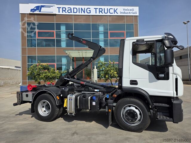 Tovornjak s kavljem za kontejnerje IVECO 140E28