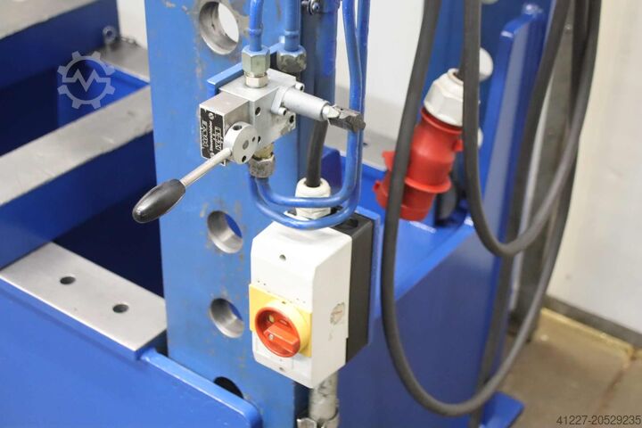 102 tonnin hydraulipuristin unbekannt Hub 220 mm