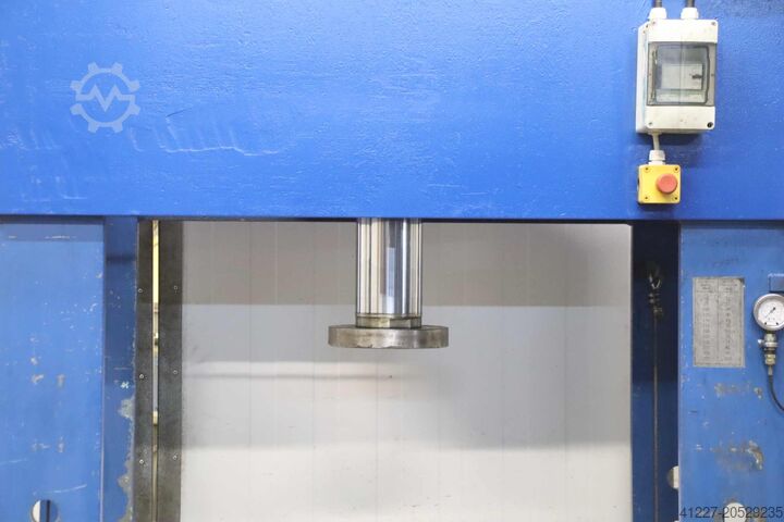 102 tonnin hydraulipuristin unbekannt Hub 220 mm