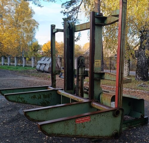 Sollevatore ribaltabile per pacchi di tavole