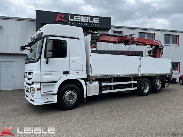 Flatbed truck MERCEDES-BENZ 2546*MP3*6x2*Euro5*HMF 2000L*Baustoff*Lift/Lenk*