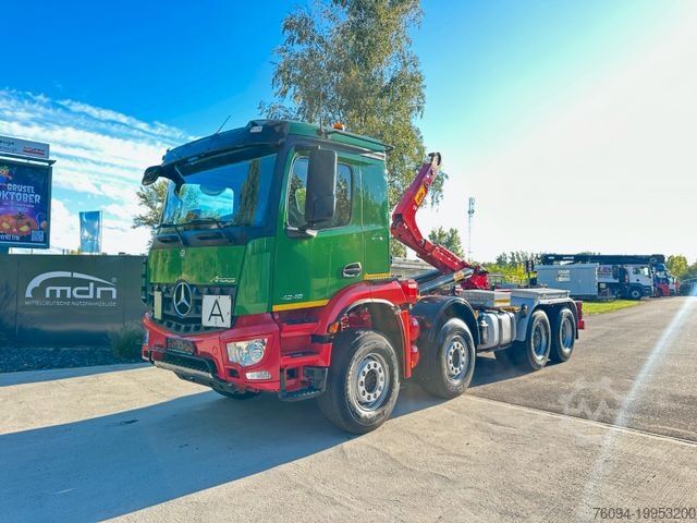 Konkslaaduriga veok MERCEDES-BENZ Arocs 4246 8x4 Abrollkipper Schub/Knickhaken AHK