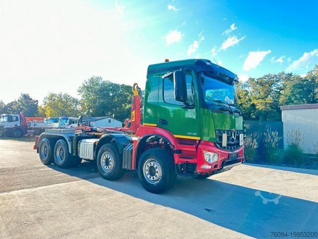 Konkslaaduriga veok MERCEDES-BENZ Arocs 4246 8x4 Abrollkipper Schub/Knickhaken AHK