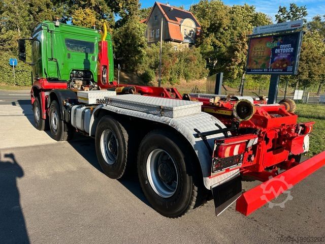 Konkslaaduriga veok MERCEDES-BENZ Arocs 4246 8x4 Abrollkipper Schub/Knickhaken AHK