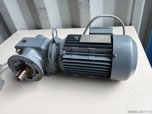  SEW-Eurodrive SF32 DT80K4 Getriebemotor 0,55 kW 77 U/min 230/400 V 3-Phasen SEW-Eurodrive SF32 DT80K4 Getriebemotor 0,55 kW 77 U/min 230/400 V 3-Phasen