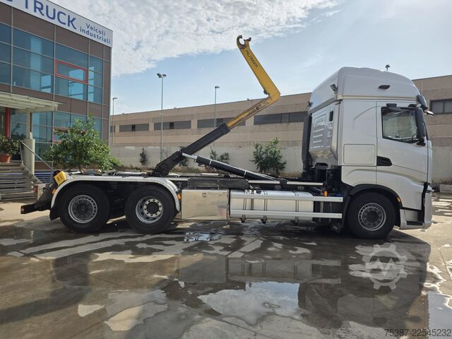Autocamion cu cârlig pentru containere iveco 260S48