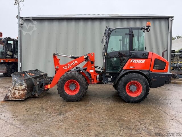  Kubota R 082