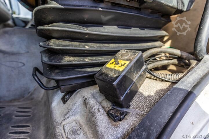 Kallur koos kraanaga RENAULT KERAX 270 DCI - PK 9501