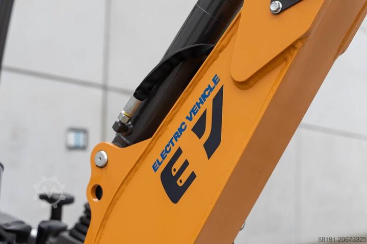 মিনি খননকারী CASE CX 15 EV