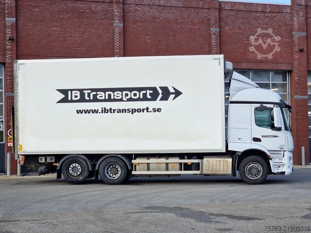 Refrigerated/frozen transport Mercedes-Benz Actros 2646 6x2 - Isolated box with sidedoors -...
