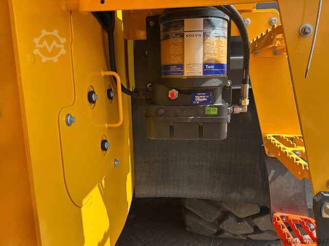رافعة التحميل Volvo L120 H2 UNUSED Michelin 750/65