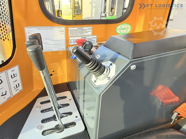 Carretilla retráctil de 4 vías Combilift C3000 GAS DUPLEX 4500 FREE LIFT CABIN