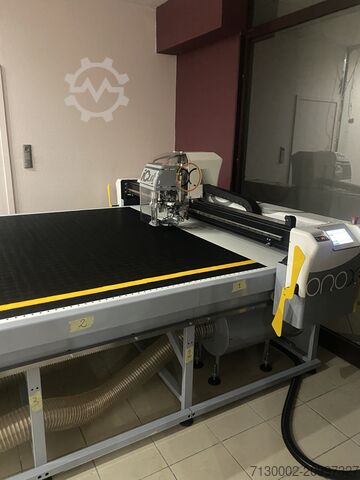 Stroj na rezanie textílií OROX T300