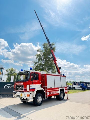 厢式货车 MAN 17.232 4x4 KRAN SEILWINDE Kran und LKW