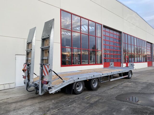 Reboque com plataforma rebaixada Möslein T 3-8,20 P VB H1 Blatt  3 Achs Tieflader mit gerader Ladefläche 8,10 m, Neufahrzeug