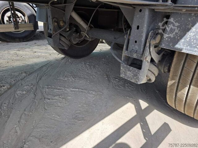 Pašizgāzēja puspiekabe WIELTON ca 49 cbm Getreidekipper Unfall mit Kornschieber