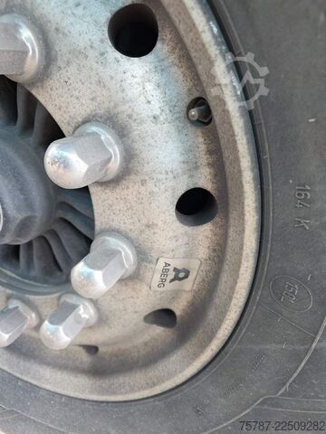 Pašizgāzēja puspiekabe WIELTON ca 49 cbm Getreidekipper Unfall mit Kornschieber