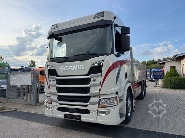 Kamion sa ravnom platformom SCANIA R500 6x2*4 Baustoff Fassi 215/Retarder/Vollluft