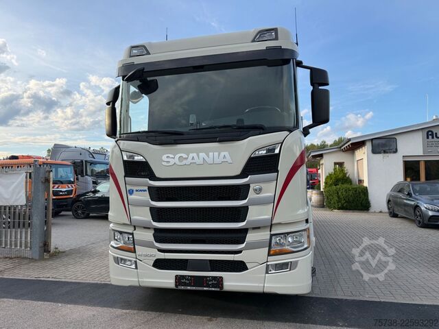 Kamion sa ravnom platformom SCANIA R500 6x2*4 Baustoff Fassi 215/Retarder/Vollluft