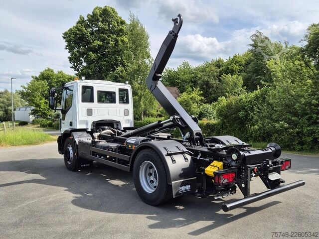 Camión portacontenedores de gancho iveco Euro Cargo 180E32 4x2 Abrollkipper Teleskoparm