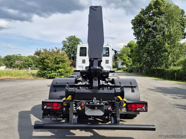 Camión portacontenedores de gancho iveco Euro Cargo 180E32 4x2 Abrollkipper Teleskoparm