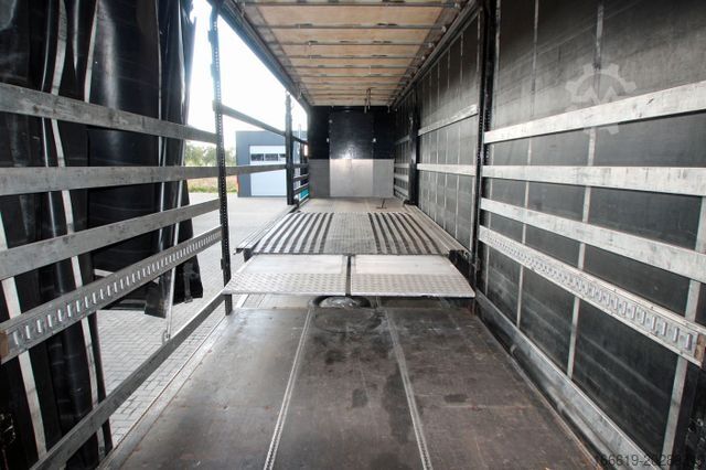 مقطورة نصفية مفتوحة مع قماش مشمع  Geschlossener Autotransporter/Maschinentransport