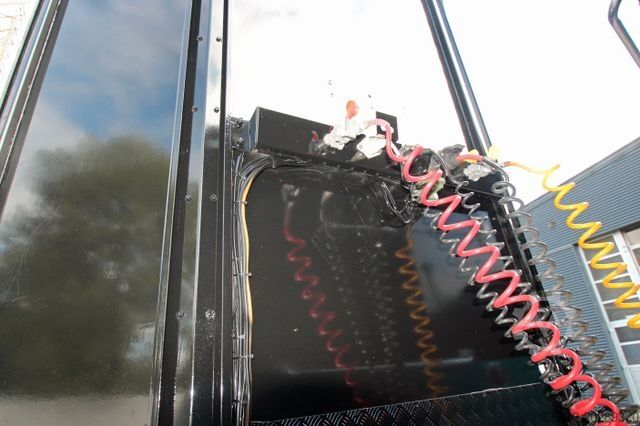 مقطورة نصف منخفضة  Geschlossener Autotransporter/Maschinentransport